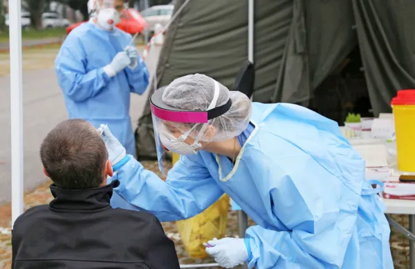 Hitro testiranje je koristen ukrep, saj razmeroma veliko število 
asimptomatskih obolelih sploh ne ve, da so okuženi s covidom-19.