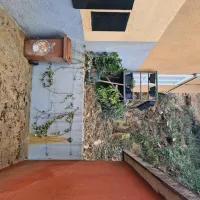 Podtalna voda je našla svojo pot in je povsem prepredla brežino za 
bloki na Cesti na Markovec. 