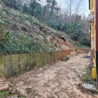 V koprski občini mirijo, da blatna gmota ni poškodovala objektov in ne ogroža bivanja v stanovanjih.
