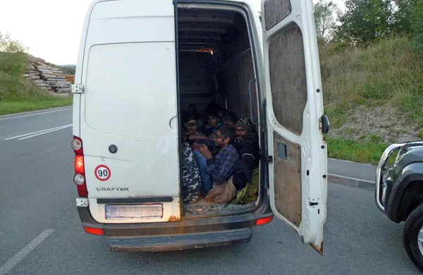

Šesterico obtoženih so preiskovalci prestregli pri kaznivih dejanjih prepovedanega prehajanja meje.