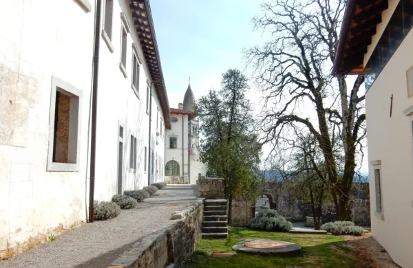 Zavod Komenski Kras je imel sedež v gornjem palaciju štanjelskega gradu. Južni del tega palacija, vključno s  Kvadratnim 
stolpom (v ozadju)  ter del spodnjega palacija (desno), galerijo in 
Kobdiljski stolp bo občina Komen  dala v upravljanje Ori.