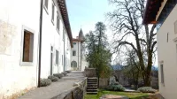 Zavod Komenski Kras je imel sedež v gornjem palaciju štanjelskega gradu. Južni del tega palacija, vključno s  Kvadratnim 
stolpom (v ozadju)  ter del spodnjega palacija (desno), galerijo in 
Kobdiljski stolp bo občina Komen  dala v upravljanje Ori.