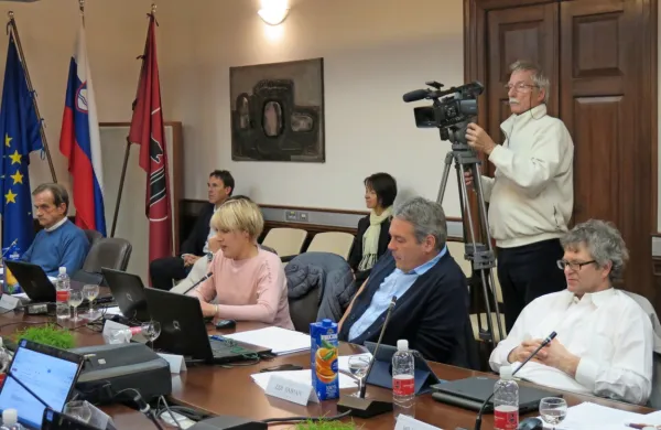 Tako je kamera snemala sejo sežanskega občinskega sveta pred tremi leti.  
