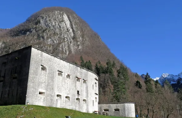 V soteski pod trdnjavo Kluže bodo uredili pot nad reko Koritnico z 
novo brvjo, morda tudi s predorom  in razglednimi platoji. 