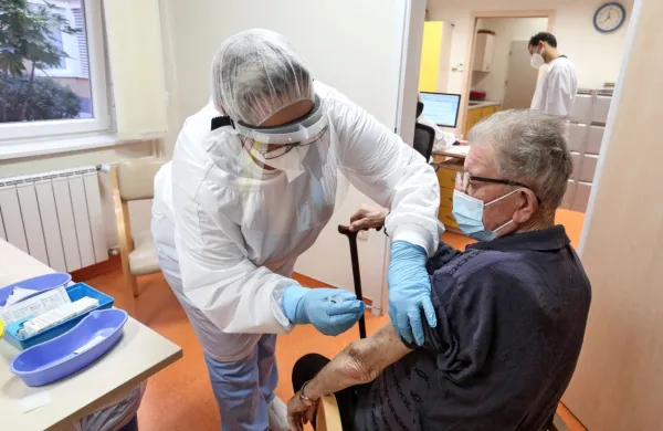 Med splošnim prebivalstvom bodo, tako kot je to veljalo za 
domove ostarelih, prednostni seznami za cepljenje kot najpomembnejši kriterij upoštevali starost za cepljenje prijavljenega 
posameznika.  