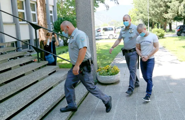 

Mladi Šved (med pravosodnima policistoma) bo zaradi poskusa 
uboja znova sedel na zatožno klop novogoriškega okrožnega 
sodišča. 