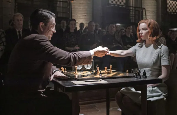 Izvrstna Anya Taylor-Joy v vlogi asocialne šahovske genialke Beth Harmon