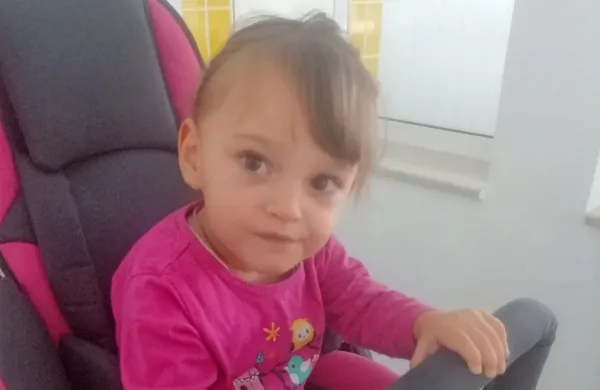 Zvedava dveletna Lara, ki so ji pred letom dni diagnosticirali 
cerebralno paralizo, potrebuje zahtevno operacijo v ZDA.