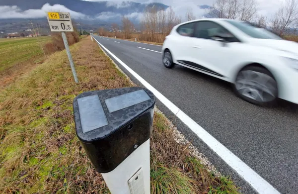 Zvočna odvračala, ki oddajajo za divjad moteč visokofrekvenčni 
zvočni signal, so se v minulem letu izkazala za bolj učinkovita v 
“boju” z divjadjo od svetlobnih.