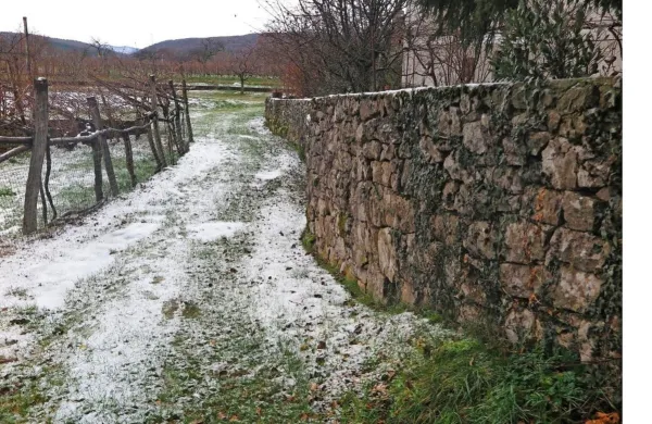 Skupaj s številnimi drugimi so ukinili tudi javno pot na odseku v 
Štorjah, s čimer pa se krajevna skupnost in večina lastnikov 
zemljišč ne strinja. 