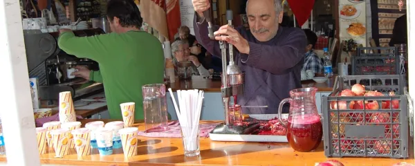 Sok iz granatnih jabolk je v Turčiji ena najbolj priljubljenih 
pijač.