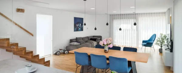 Bivalni del povezuje kuhinjo, jedilnico in dnevno sobo v en sam 
svetel in odprt prostor.