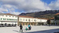 Prebivalci Goriške regije imajo med Primorci najvišje dohodke, 
tako da je kakovost življenja  tudi v Ajdovščini (na fotografiji 
osrednji Lavričev trg) na visoki ravni.