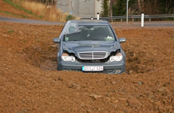 Sredi z zemljo poravnanega terena je v posmeh državi ostal 
nemški mercedes tihotapca migrantov. 