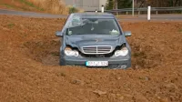 Sredi z zemljo poravnanega terena je v posmeh državi ostal 
nemški mercedes tihotapca migrantov. 