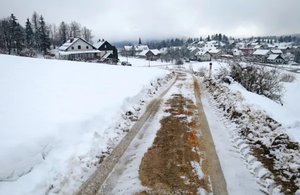 V občini Idrija plužijo in vzdržujejo 450 km cest in poti. Ker ima 
kategoriziranih 388 km cest, jih toliko država upošteva pri 
financiranju, povsem brez zimskega vzdrževanja seveda.