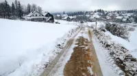 V občini Idrija plužijo in vzdržujejo 450 km cest in poti. Ker ima 
kategoriziranih 388 km cest, jih toliko država upošteva pri 
financiranju, povsem brez zimskega vzdrževanja seveda.