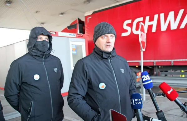 Predsednik policijskega sindikata Rok Cvetko (desno) je stavko 
danes simbolično začel na Fernetičih.