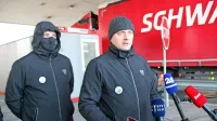Predsednik policijskega sindikata Rok Cvetko (desno) je stavko 
danes simbolično začel na Fernetičih.