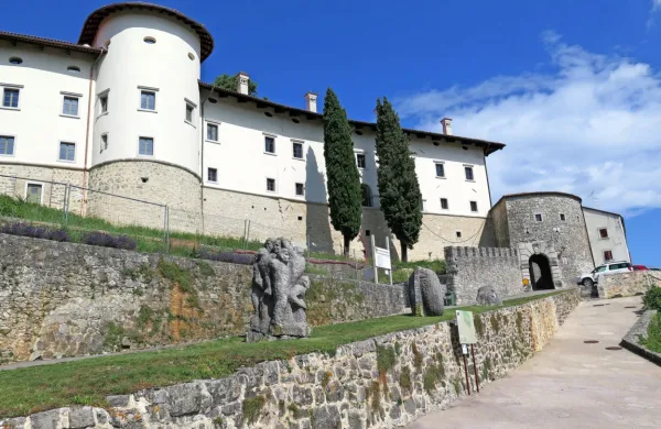  z marketingom in menedžmentom se bo poleg vodje ukvarjala 
tudi že zaposlena Petra Škerlj, pisarna pa bo v štanjelskem 
gradu.