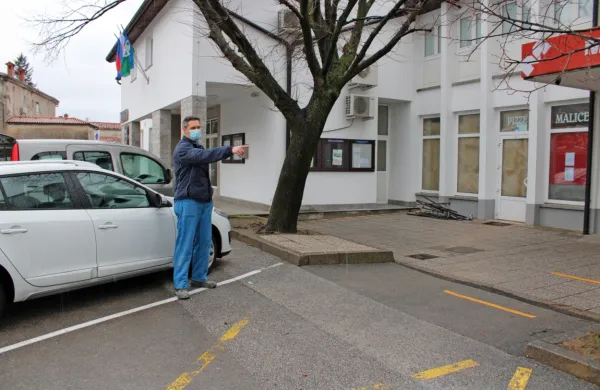 Lastnik bifeja in solastnik dela zemljišča Tomaž Fabčič je nad pristopom vodstva KS in občine ogorčen. 