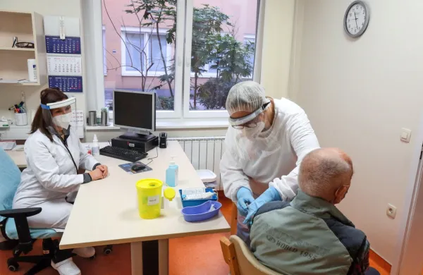 Med oskrbovanci  primorskih DSO je odziv na cepljenje proti covidu-19 visok. 