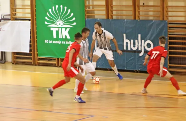 Primorec Kristjan Čujec (5, z žogo) je za Dobovec dosegel kar štiri 
zadetke.
