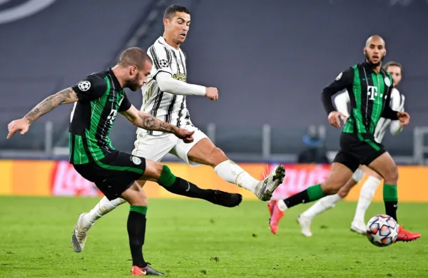 Miha Blažič (levo) se je s Ferencvarosem v ligi prvakov dvakrat 
soočil z Juventusom in Cristianom Ronaldom (v sredini).