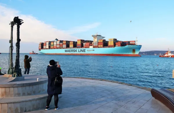 Prvi tedni novega leta so se v Luki začeli obetavno, kontejnerske ladje  so se vrstile brez premora in ne po običajnem urniku. “Kopičenje 
ladij je posledica zamud v urnikih plovbe, ki nastajajo zaradi velike količine tovora in potrošnje, pa tudi prazničnih urnikov v celi 
verigi,” pravijo v Luki. 