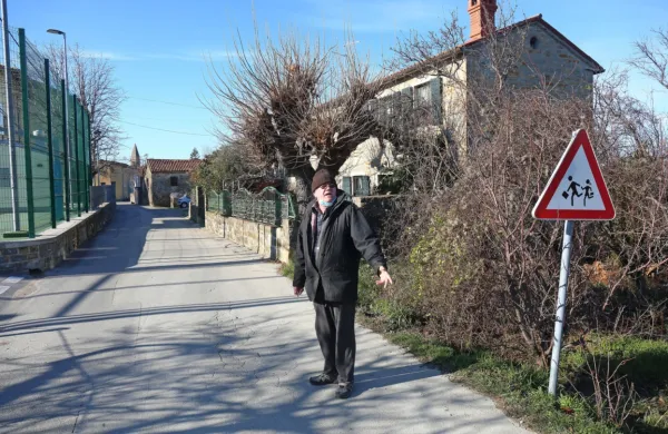 Franjo Frančič na mestu, kjer je ena najbolj nevarnih prometnih 
točk v Padni.