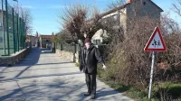 Franjo Frančič na mestu, kjer je ena najbolj nevarnih prometnih 
točk v Padni.
