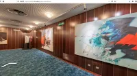  Umetnost, polno živih barv, divjega prepletanja abstrakcije in figuralike, ljudi, živali in mitoloških bitij, je mogoče užiti le virtualno. 