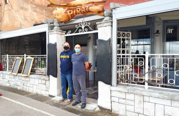 Brata Robin (desno) in Rok vodita piransko restavracijo Pirat, kjer 
zdaj ponujajo jedi za osebni prevzem.