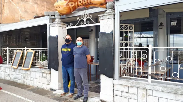 Brata Robin (desno) in Rok vodita piransko restavracijo Pirat, kjer 
zdaj ponujajo jedi za osebni prevzem.