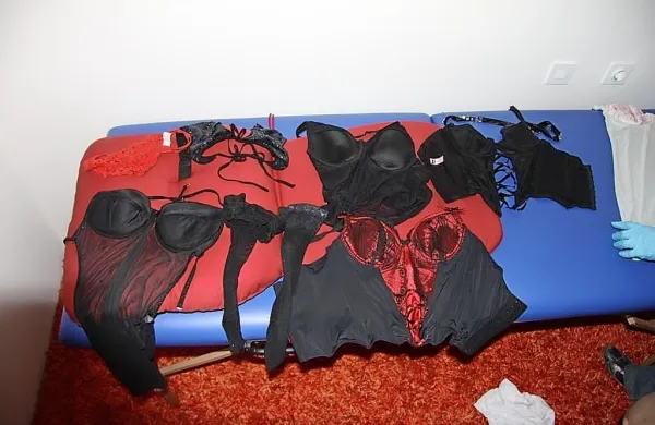 Policistom je ženska pred leti prijavila, da jo je partner  silil v 
prostitucijo. 