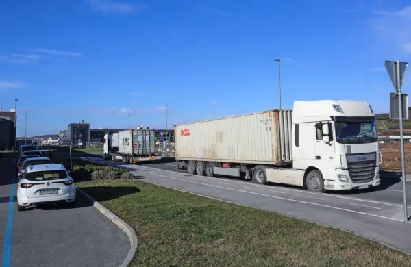 V ponedeljek dopoldne smo v obrtni coni  opazili nekaj voznikov, ki 
so kamione pustili  kar v prostem teku in “skočili” po papirje v 
bližnja špedicijska podjetja.