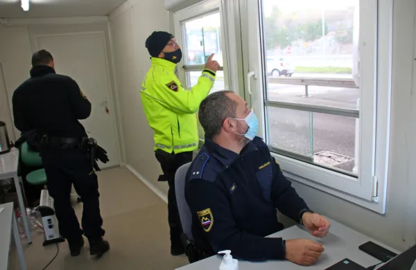 Policijski sindikat Slovenije je  stavko, ki je bila povod za ministrovo objavo plač v policiji,  začel na Fernetičih.