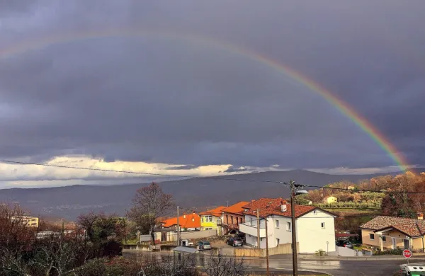 Mavrica in črni oblaki prejšnji teden v Sv. Antonu.