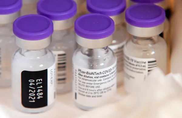 Edina realna rešitev za končanje epidemije je cepivo zoper 
covid-19. Hitreje kot bodo odobrena posamezna cepiva, več ljudi 
bo cepljenih. 