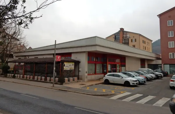 Nekdanji “ljubljanski” market Emona ob Bazoviški cesti v Sežani 
je, skupaj z bifejem Chucibar (nadstrešek ob cesti) od Mercatorja 
kupil sežanski podjetnik David Kobal.
