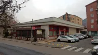 Nekdanji “ljubljanski” market Emona ob Bazoviški cesti v Sežani 
je, skupaj z bifejem Chucibar (nadstrešek ob cesti) od Mercatorja 
kupil sežanski podjetnik David Kobal.