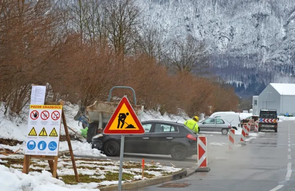 Cevi za 23 kilometrov dolg kablovod so pred dnevi začeli  vkopavati 
na bovškem letališču. 
