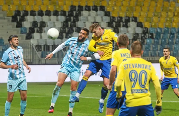 Koprčani (v rumeno-modrih dresih) in Novogoričani se bodo 
pomerili že v drugem spomladanskem krogu