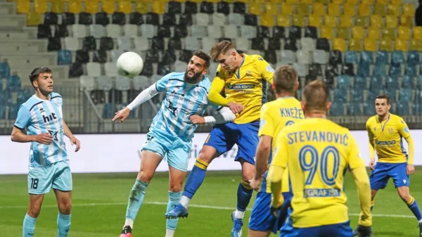 Koprčani (v rumeno-modrih dresih) in Novogoričani se bodo 
pomerili že v drugem spomladanskem krogu