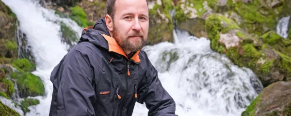 Dr. Gregor Kovačič ob bistriškem izviru Sušca.