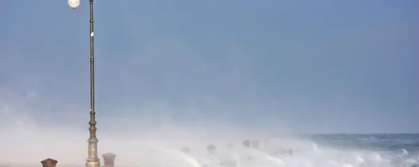  Moč tržaške burje je presenetila številne tujce, med njimi tudi 
francoskega pisatelja Stendhala. 