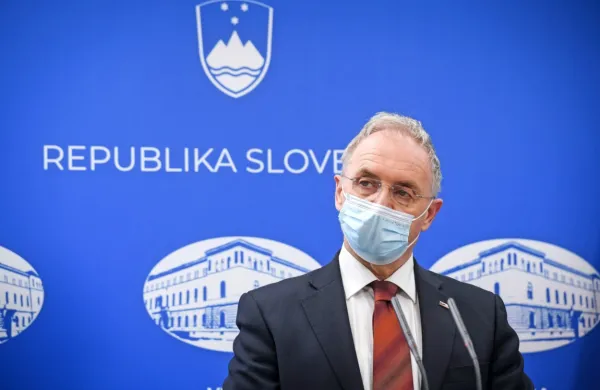 Aleš Hojs meni, da z razkritjem plač v policiji ni naredil nič nezakonitega.