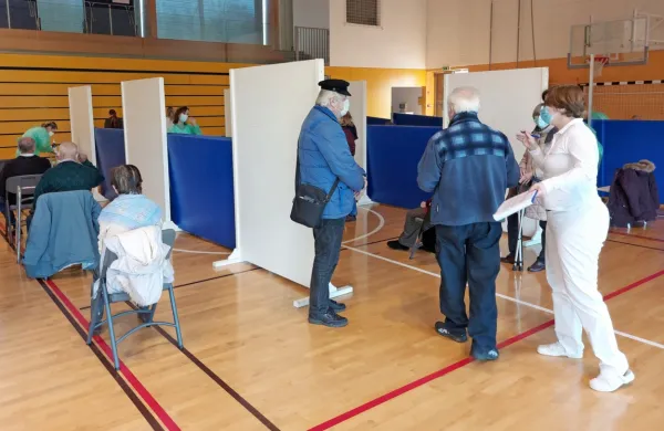 Rešitev je le cepljenje. Včeraj so s cepljenjem starejših začeli na OŠ 
Ledine.