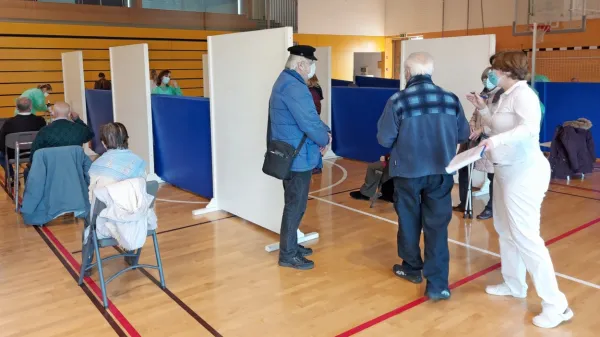 Rešitev je le cepljenje. Včeraj so s cepljenjem starejših začeli na OŠ 
Ledine.