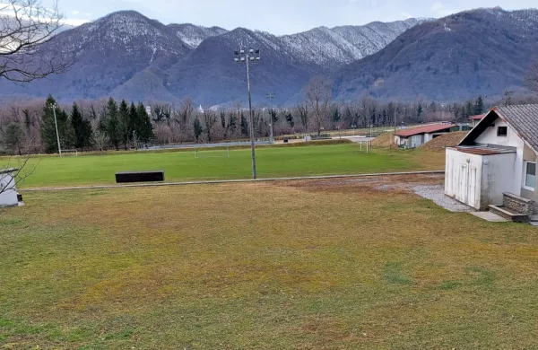 Na tolminskem  igrišču Na logu nogometaši upajo na umetno 
travo.